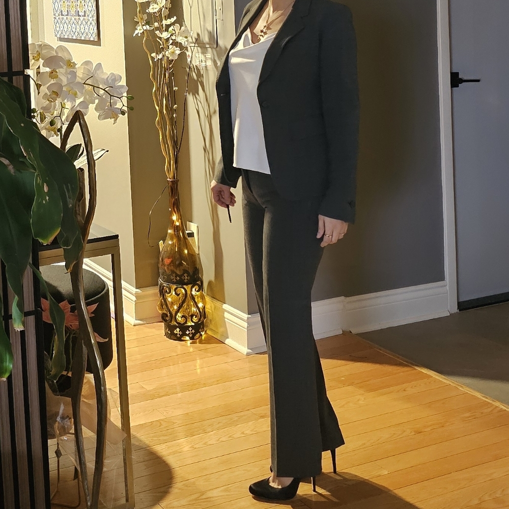 Suit pier cardin, it fits size 0, small